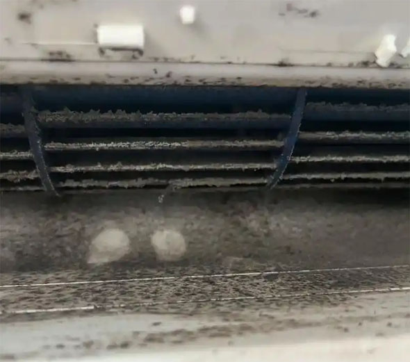 站前空调吹的风有股烧焦味是怎么回事