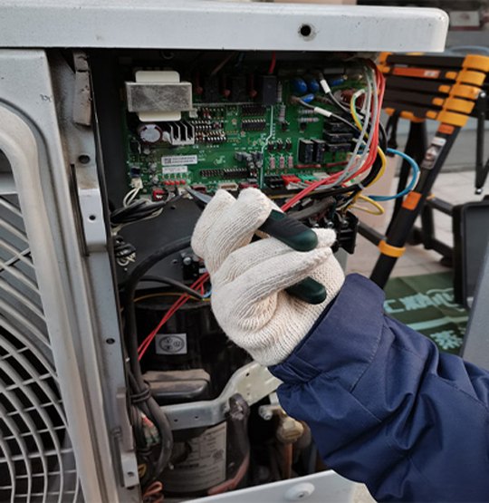  站前维修空调不制热